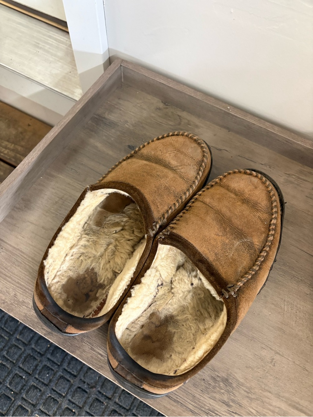 Used slippers - Picture 3 of 3
